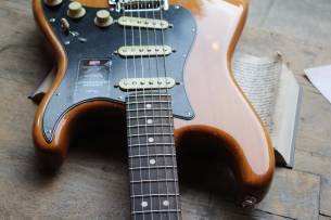 FENDER "American Professional II Stratocaster, Roasted Pine, Rosewood" HARDCASE, 3, 04 KG