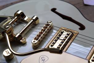 GRETSCH Electromatic Chris Rocha Broadkaster Jr. Center Block, Rosewood Fingerboard, Vintage White, Hardcase