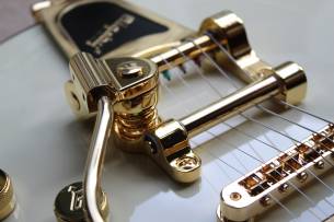 GRETSCH Electromatic Chris Rocha Broadkaster Jr. Center Block, Rosewood Fingerboard, Vintage White, Hardcase