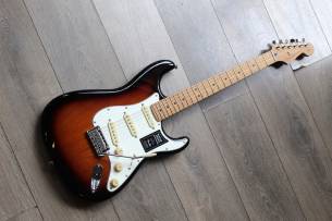 FENDER Limited Edition Player Stratocaster, Roasted Maple Fingerboard, 2-Color Sunburst
