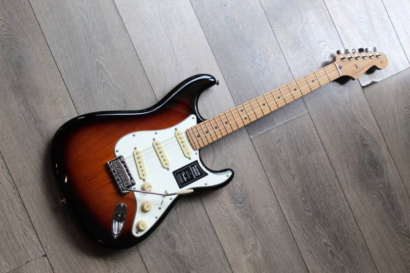 FENDER Limited Edition Player Stratocaster, Roasted Maple Fingerboard, 2-Color Sunburst