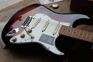 FENDER Limited Edition Player Stratocaster, Roasted Maple Fingerboard, 2-Color Sunburst