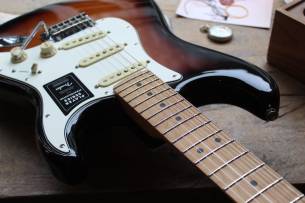 FENDER Limited Edition Player Stratocaster, Roasted Maple Fingerboard, 2-Color Sunburst