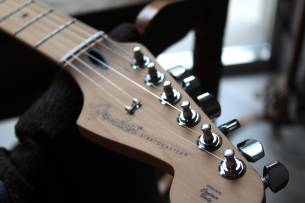 FENDER Limited Edition Player Stratocaster, Roasted Maple Fingerboard, 2-Color Sunburst