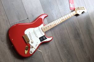 FENDER "Limited Edition Player Stratocaster®, Maple Fingerboard, Fiesta Red with Gold Hardware"
