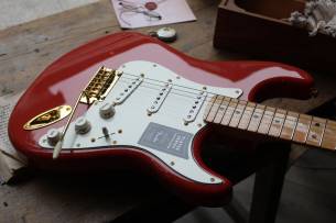 FENDER "Limited Edition Player Stratocaster®, Maple Fingerboard, Fiesta Red with Gold Hardware"
