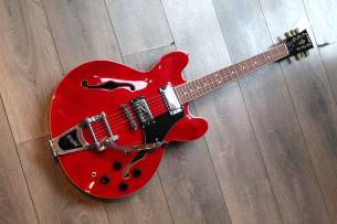 VINTAGE VSA500B ReIssued Semi Acoustic Guitar w/Bigsby, Candy Apple Red, 4, 13 KG