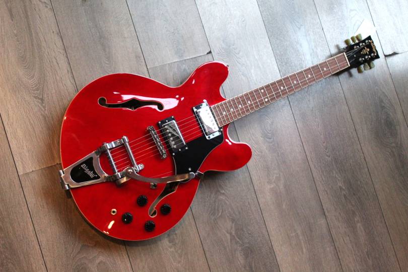 VINTAGE VSA500B ReIssued Semi Acoustic Guitar w/Bigsby, Candy Apple Red, 4, 13 KG