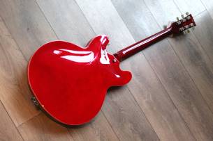 VINTAGE VSA500B ReIssued Semi Acoustic Guitar w/Bigsby, Candy Apple Red, 4, 13 KG