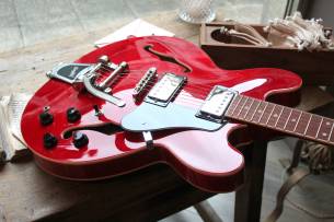 VINTAGE VSA500B ReIssued Semi Acoustic Guitar w/Bigsby, Candy Apple Red, 4, 13 KG