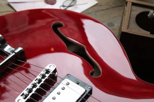 VINTAGE VSA500B ReIssued Semi Acoustic Guitar w/Bigsby, Candy Apple Red, 4, 13 KG