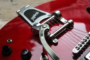 VINTAGE VSA500B ReIssued Semi Acoustic Guitar w/Bigsby, Candy Apple Red, 4, 13 KG