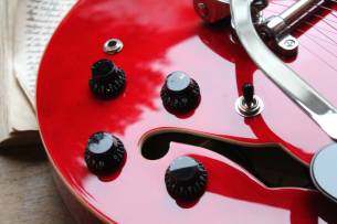 VINTAGE VSA500B ReIssued Semi Acoustic Guitar w/Bigsby, Candy Apple Red, 4, 13 KG