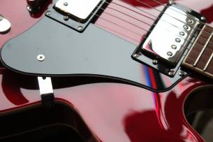 VINTAGE VSA500B ReIssued Semi Acoustic Guitar w/Bigsby, Candy Apple Red, 4, 13 KG