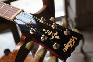 VINTAGE VSA500B ReIssued Semi Acoustic Guitar w/Bigsby, Candy Apple Red, 4, 13 KG