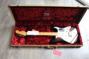 FENDER 70th Anniversary American Vintage II 1954 Stratocaster, Maple Fingerboard, 2-Color Sunburst , HARDCASE, 3, 97 KG