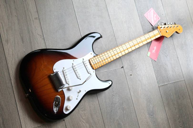 FENDER 70th Anniversary American Vintage II 1954 Stratocaster, Maple Fingerboard, 2-Color Sunburst , HARDCASE, 3, 97 KG