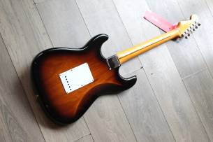 FENDER 70th Anniversary American Vintage II 1954 Stratocaster, Maple Fingerboard, 2-Color Sunburst , HARDCASE, 3, 97 KG