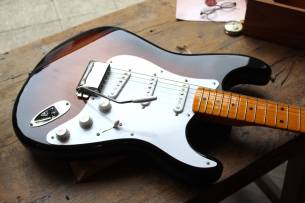 FENDER 70th Anniversary American Vintage II 1954 Stratocaster, Maple Fingerboard, 2-Color Sunburst , HARDCASE, 3, 97 KG