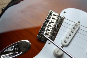 FENDER 70th Anniversary American Vintage II 1954 Stratocaster, Maple Fingerboard, 2-Color Sunburst , HARDCASE, 3, 97 KG