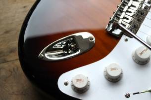 FENDER 70th Anniversary American Vintage II 1954 Stratocaster, Maple Fingerboard, 2-Color Sunburst , HARDCASE, 3, 97 KG
