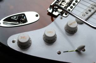 FENDER 70th Anniversary American Vintage II 1954 Stratocaster, Maple Fingerboard, 2-Color Sunburst , HARDCASE, 3, 97 KG