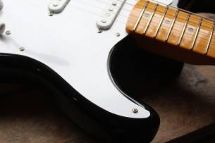 FENDER 70th Anniversary American Vintage II 1954 Stratocaster, Maple Fingerboard, 2-Color Sunburst , HARDCASE, 3, 97 KG