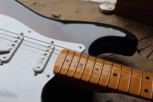 FENDER 70th Anniversary American Vintage II 1954 Stratocaster, Maple Fingerboard, 2-Color Sunburst , HARDCASE, 3, 97 KG