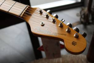 FENDER 70th Anniversary American Vintage II 1954 Stratocaster, Maple Fingerboard, 2-Color Sunburst , HARDCASE, 3, 97 KG