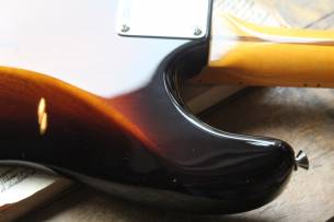 FENDER 70th Anniversary American Vintage II 1954 Stratocaster, Maple Fingerboard, 2-Color Sunburst , HARDCASE, 3, 97 KG