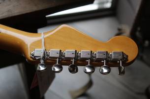 FENDER 70th Anniversary American Vintage II 1954 Stratocaster, Maple Fingerboard, 2-Color Sunburst , HARDCASE, 3, 97 KG