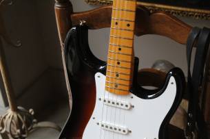 FENDER 70th Anniversary American Vintage II 1954 Stratocaster, Maple Fingerboard, 2-Color Sunburst , HARDCASE, 3, 97 KG