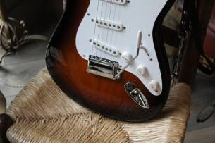 FENDER 70th Anniversary American Vintage II 1954 Stratocaster, Maple Fingerboard, 2-Color Sunburst , HARDCASE, 3, 97 KG