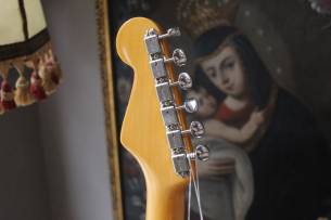 FENDER 70th Anniversary American Vintage II 1954 Stratocaster, Maple Fingerboard, 2-Color Sunburst , HARDCASE, 3, 97 KG