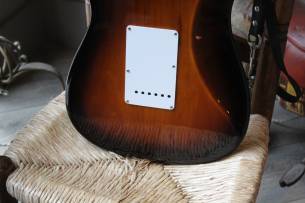 FENDER 70th Anniversary American Vintage II 1954 Stratocaster, Maple Fingerboard, 2-Color Sunburst , HARDCASE, 3, 97 KG