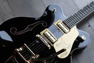 GRETSCH G6636T Players Edition Falcon Center Block Double-Cut with String-Thru Bigsby, Filter'Tron Pickups, Black HARDCASE