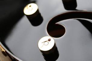 GRETSCH G6636T Players Edition Falcon Center Block Double-Cut with String-Thru Bigsby, Filter'Tron Pickups, Black HARDCASE