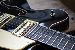 GRETSCH G6636T Players Edition Falcon Center Block Double-Cut with String-Thru Bigsby, Filter'Tron Pickups, Black HARDCASE