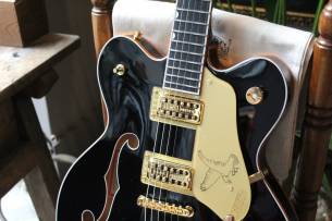 GRETSCH G6636T Players Edition Falcon Center Block Double-Cut with String-Thru Bigsby, Filter'Tron Pickups, Black HARDCASE