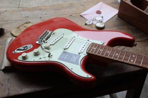 FENDER Limited Edition Player Stratocaster, Pau Ferro Fingerboard, Fiesta Red