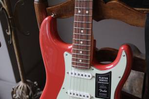 FENDER Limited Edition Player Stratocaster, Pau Ferro Fingerboard, Fiesta Red