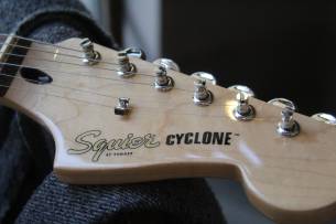 SQUIER Paranormal Cyclone Candy Apple Red, 3, 12 KG