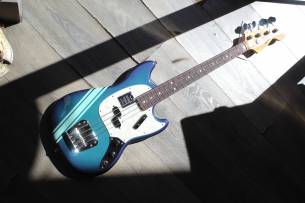 FENDER Vintera II '70s Competition Mustang Bass, Competition Burgundy, Slab Rosewood GIGBAG, 3, 74 KG