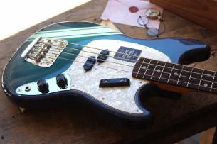 FENDER Vintera II '70s Competition Mustang Bass, Competition Burgundy, Slab Rosewood GIGBAG, 3, 74 KG