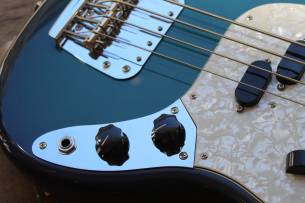 FENDER Vintera II '70s Competition Mustang Bass, Competition Burgundy, Slab Rosewood GIGBAG, 3, 74 KG