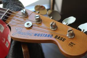 FENDER Vintera II '70s Competition Mustang Bass, Competition Burgundy, Slab Rosewood GIGBAG, 3, 74 KG