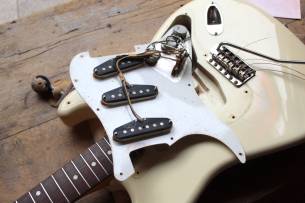 SQUIER Made In Japan 1984 ´60s Stratocaster Olympic White with Hardcase, A JEWEL!!!!