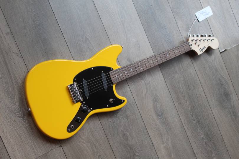 SQUIER Limited Edition Sonic Mustang Yellow, 3 , 89 KG - Estudio 54