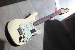 FENDER Vintera II '60s Stratocaster with Rosewood Fretboard, Olympic White, GIGBAG, 3, 60 KG