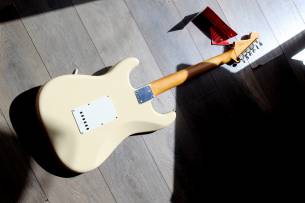 FENDER Vintera II '60s Stratocaster with Rosewood Fretboard, Olympic White, GIGBAG, 3, 60 KG